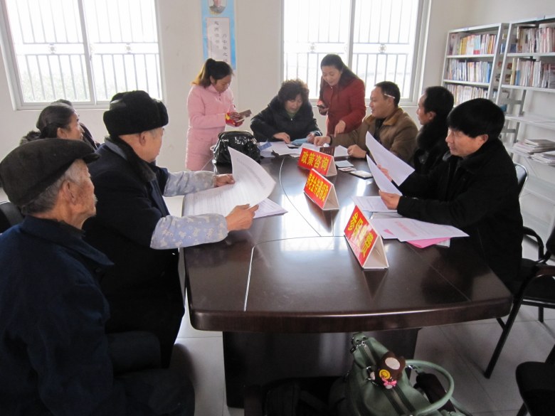 深入社区宣传社保政策