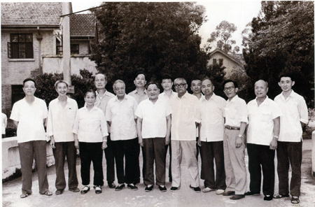1980年邓小平在成都金牛宾馆接见李道熙和书画界名人