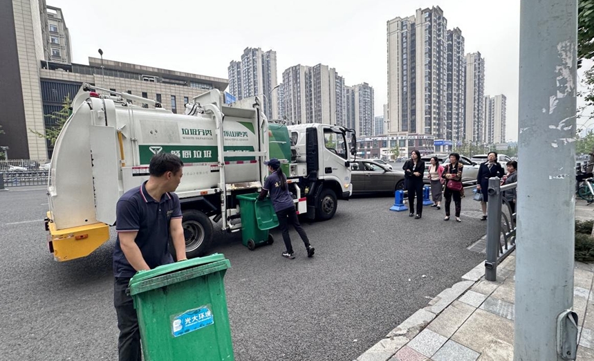 九三学社乐山市城建支社调研厨余垃圾、生活垃圾回收项目(图1)