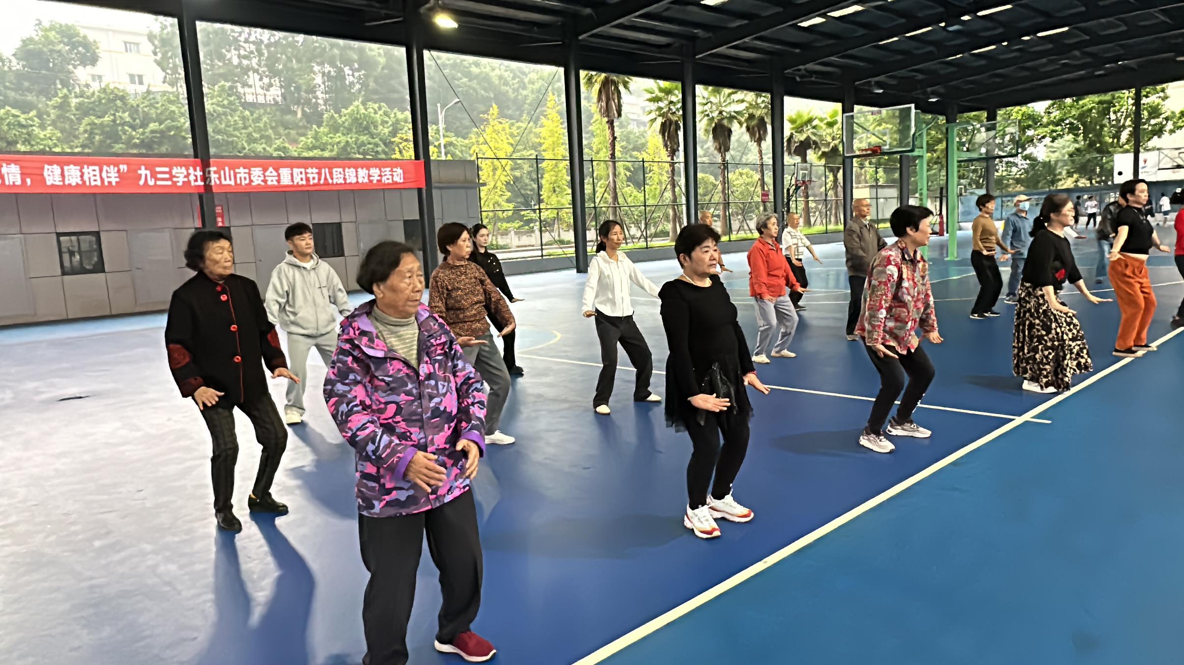 八段锦练起来，精气神燃起来(图1)