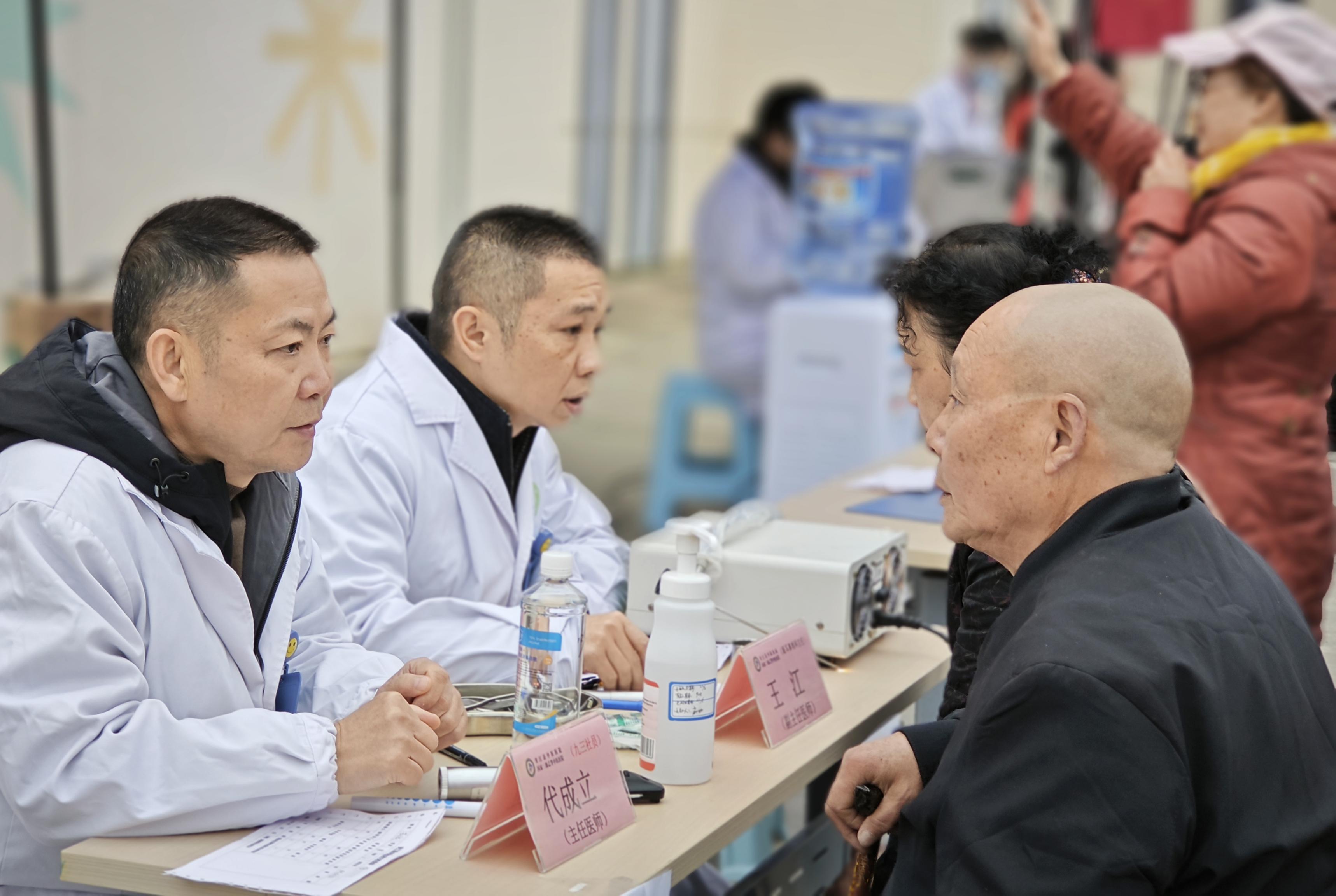 九三学社夹江支社联合县中医院开展眼耳鼻喉科专场义诊(图2)